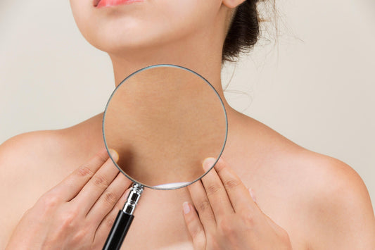 【デコルテのぶつぶつ…】そのネックレスが危険?繰り返す「3つの原因」と肌に優しい「5つの選び方」とは