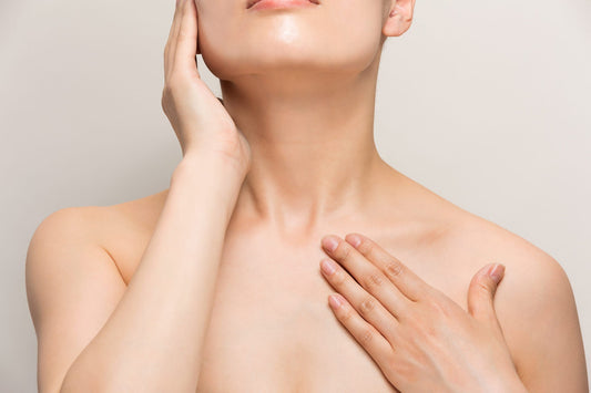 【デコルテニキビ 治らない?】原因はカビかも!マラセチア毛包炎の正しいケア法