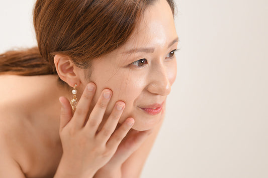 【50代からのデコルテ美人】年齢が出やすいデコルテで「一粒パール」が頼りになる理由とは