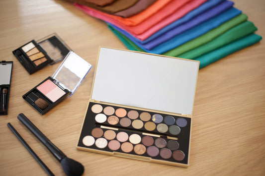 【自分でパーソナルカラー診断】似合うメイクカラーとデコルテになじむネックレス4選