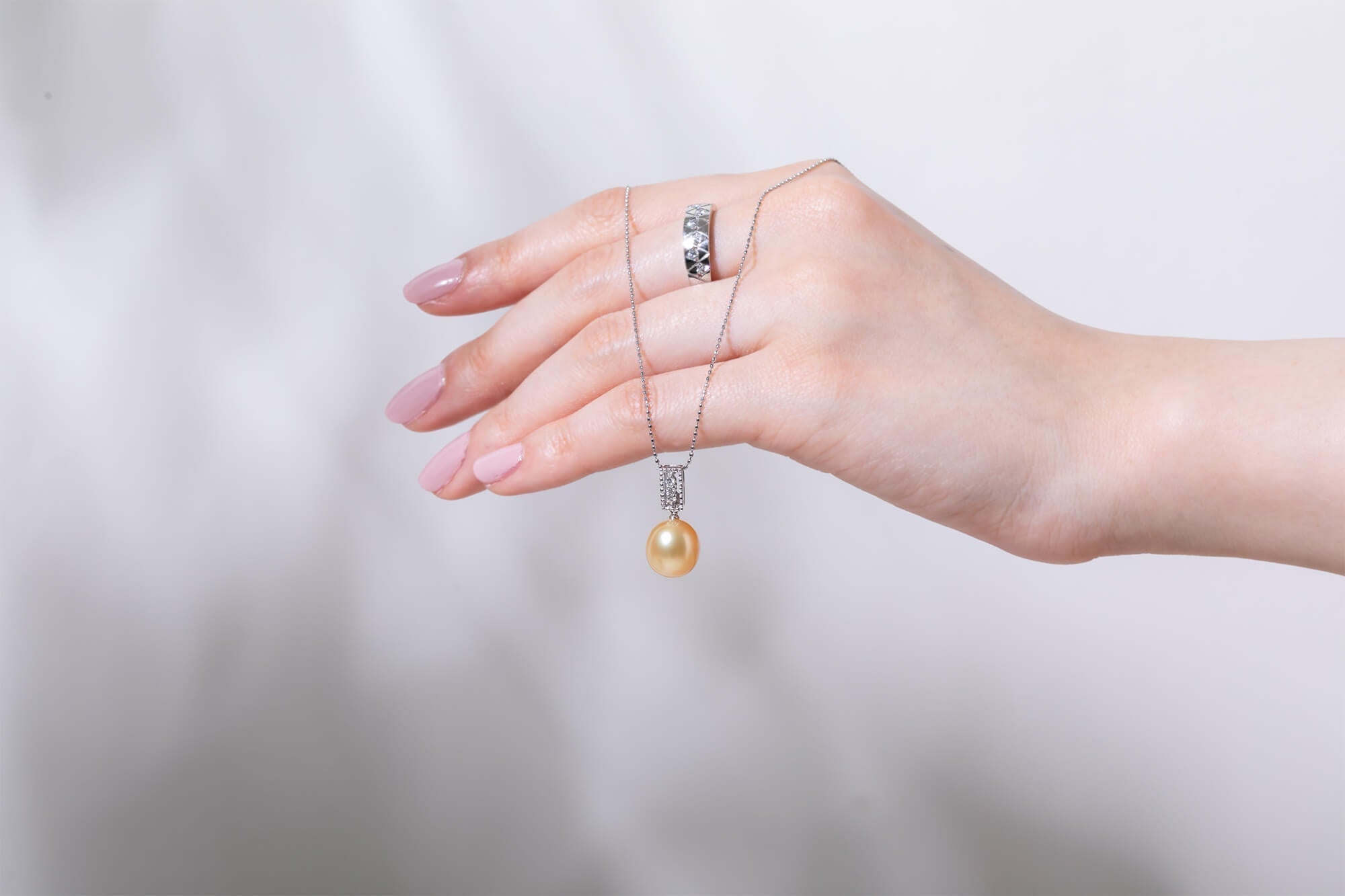 南洋真珠とは】白蝶真珠とゴールデンパールのコーデ、顔周りやデコルテ