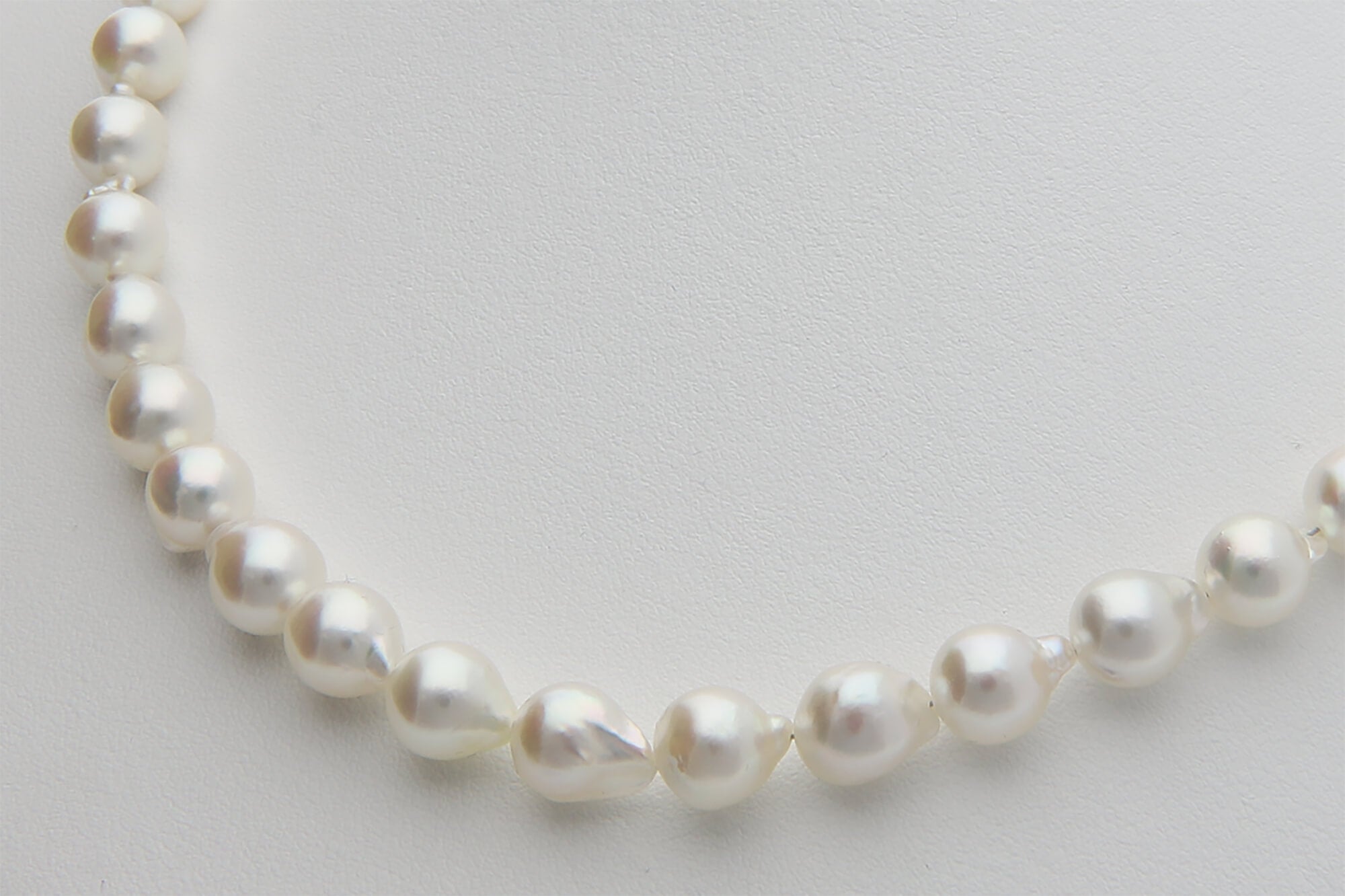 本真珠ネックレスバロックパール　テリ艶干渉色　ホワイト系 メタリック 干渉色 花びら淡水パール 大粒 本真珠 バロック