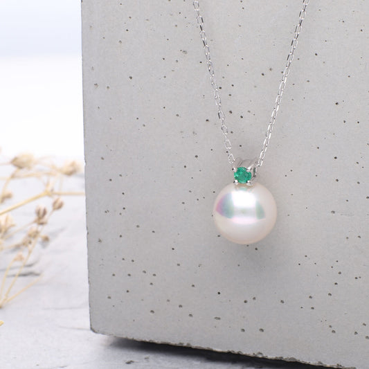 5月 誕生石 エメラルド|アコヤパール ペンダント ネックレス|無調色アコヤ真珠 8.0mm ラウンド K10WG| チェーン付き