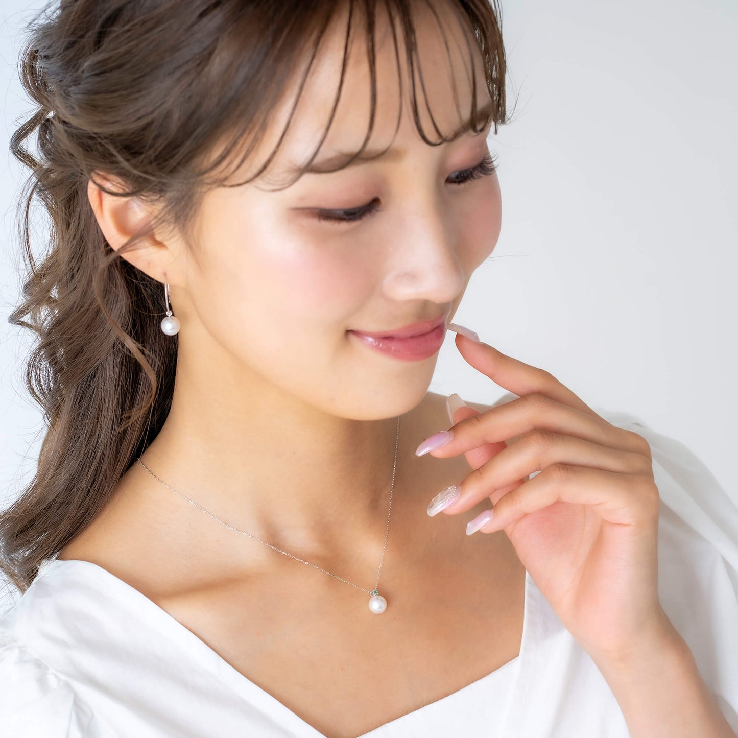 5月 誕生石 エメラルド|アコヤパール ペンダント ネックレス|無調色アコヤ真珠 8.0mm ラウンド K10WG| チェーン付き