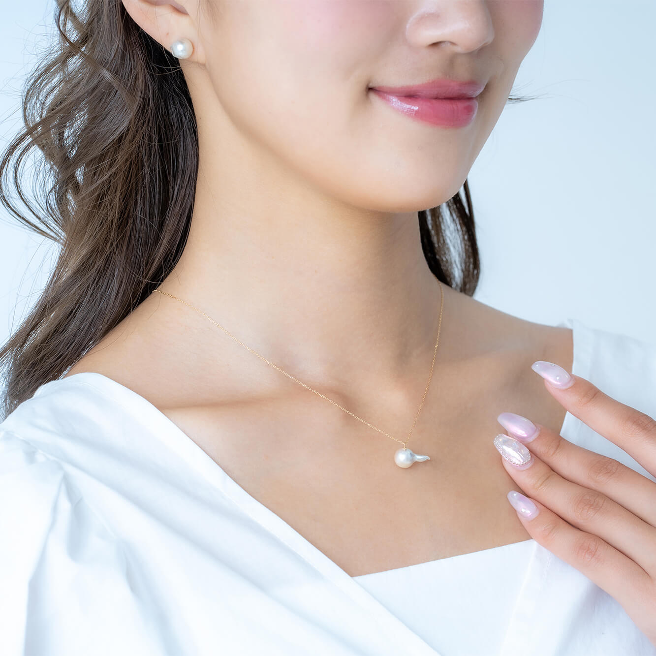 【おさかな真珠】グッピー - 泳ぐ宝石、虹色尾ひれ(アコヤ真珠 8.6mm ブルー系)シルバーペンダント #3025