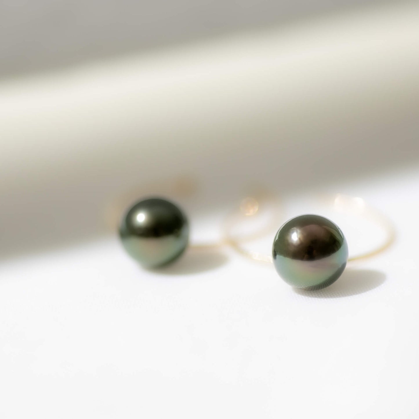 ブラックパール イエローゴールド フープピアス【M】|無調色 黒蝶真珠 タヒチパール 南洋真珠 8mm K10YG 外径30mm