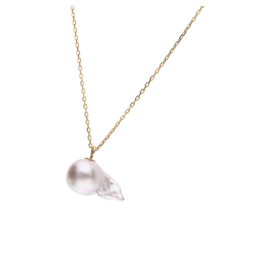 おさかな真珠・グッピー（無調色アコヤ真珠 7.7-13.6mm A シルバー系） ペンダント シルバーチェーン付き（SV925） 世界にひとつ #3019