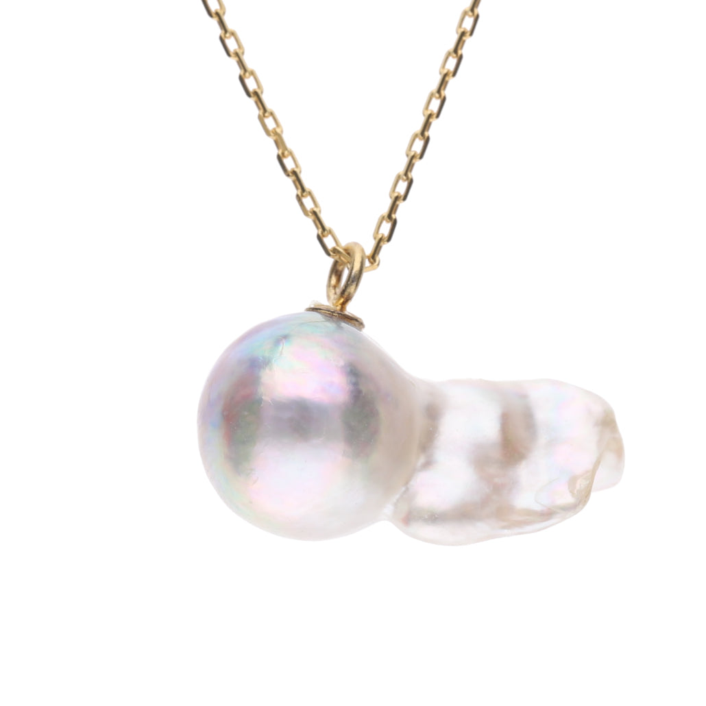 【おさかな真珠】グッピー - 泳ぐ宝石、虹色尾ひれ（アコヤ真珠 8.6mm ブルー系）シルバーペンダント #3025